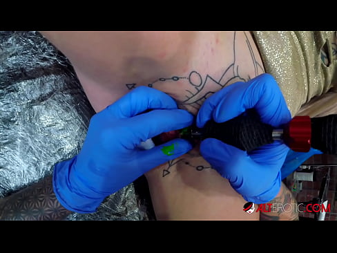 ❤️ Ekstreme tatuita varmulo Sully Savage ricevis tatuon sur sia klitoro Faka video  ĉe eo.ixiporn-com.ru ❌️❤